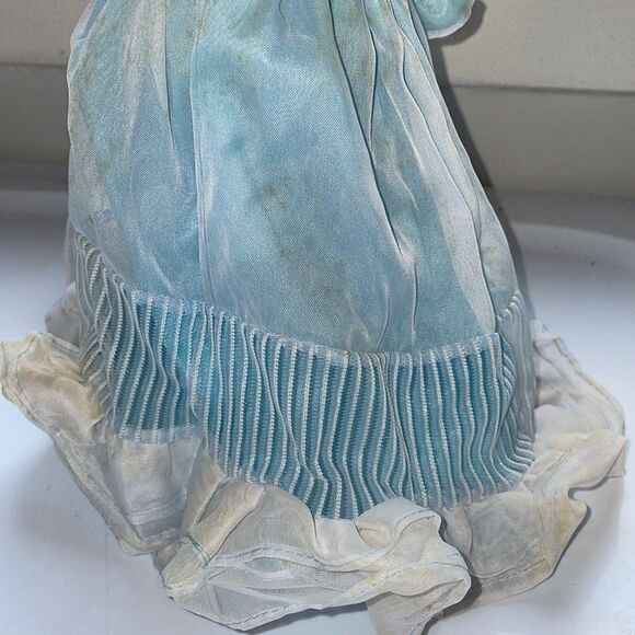 Vintage 1989 World Doll Gone With The Wind Melanie Hamilton doll on stand - Picture 6 of 7